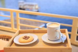 Crystala 2 guest house في أسوان: صينية مع كوب من القهوة وقطعة بسكويت +44 صورة