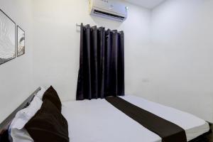 Giường trong phòng chung tại Hotel O SERAA RESIDENCY