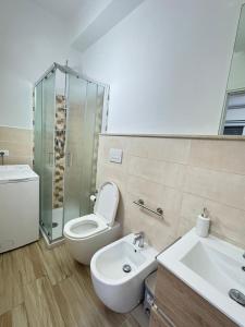 Dream في تروبيا: حمام مع مرحاض ومغسلة ودش