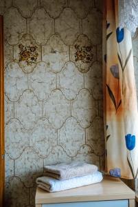 une salle de bains avec une serviette sur une table recouverte de papier peint dans l'établissement Cozy house with courtyard, à Munich 61 autres photos