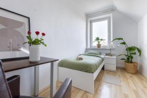 una camera da letto con un letto, una scrivania e una finestra di ANTA Salt Mine a Wieliczka