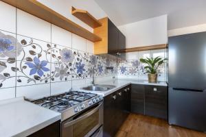 una cucina con fornelli e lavello di ANTA Salt Mine a Wieliczka