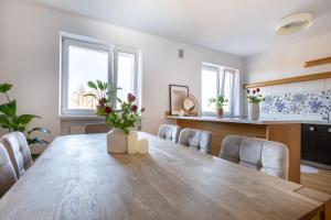 una cucina e una sala da pranzo con tavolo e sedie in legno di ANTA Salt Mine a Wieliczka Altre 12 foto