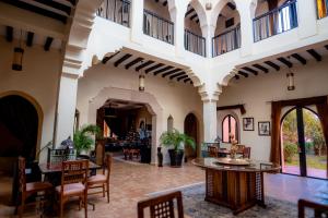 Un restaurante u otro lugar para comer en Riad Al Mendili Private Resort & Spa