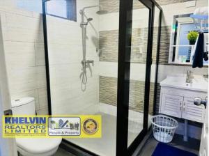 Et badeværelse på Villa Up Your Holiday