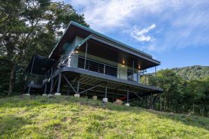 una casa en la cima de una colina en Villa Centinela, en Monteverde
