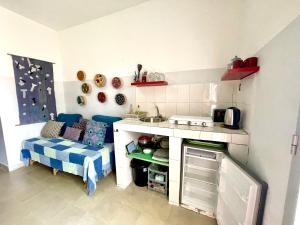 サン・ルイにあるKeur Léonのシンクとテーブルのある小さなキッチン