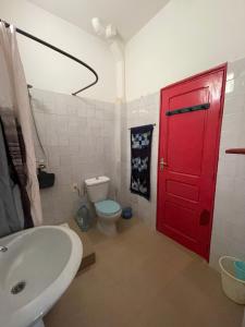 サン・ルイにあるKeur Léonの赤いドアとトイレ付きのバスルーム