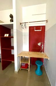 サン・ルイにあるKeur Léonの赤いドアのある部屋にある机