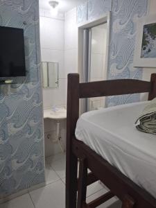 イタマラカーにあるPousada fbi - Flat Beach Itamaracáのベッドと洗面台と鏡のある寝室