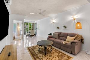 Posezení v ubytování The Lakes Escape - Resort Living by Botanic Gardens