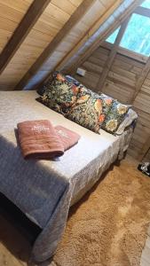 een bed met kussens in een kamer bij Almonte Glamping in Guarne