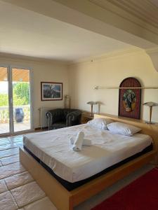 Postel nebo postele na pokoji v ubytování Villa provençale avec vue mer, piscine et CLIM + 30 fotografií