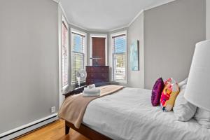 een slaapkamer met een groot bed en 2 ramen bij Cozy 2BR Loft Parking Wi-Fi in St. John's