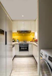 Virtuve vai virtuves zona naktsmītnē Oakwood Hotel & Residence Suzhou