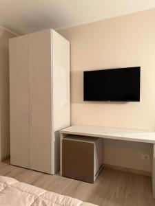 Una televisión o centro de entretenimiento en La dimora degli Dei