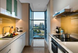 Virtuve vai virtuves zona naktsmītnē Oakwood Hotel & Residence Suzhou