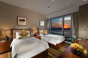 Gulta vai gultas numurā naktsmītnē Oakwood Hotel & Residence Suzhou