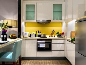 Virtuve vai virtuves zona naktsmītnē Oakwood Hotel & Residence Suzhou