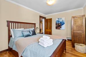 een slaapkamer met een bed met handdoeken erop bij Spacious 3BR Parking Pet-Friendly in St. John's