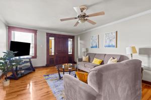 een woonkamer met een bank en een plafondventilator bij Spacious 3BR Parking Pet-Friendly in St. John's