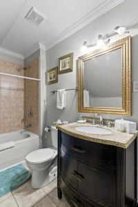een badkamer met een wastafel, een toilet en een spiegel bij Spacious 3BR Parking Pet-Friendly in St. John's +12 foto's