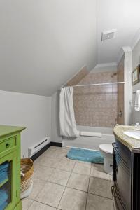 een badkamer met een douche, toilet en wastafel bij Spacious 3BR Parking Pet-Friendly in St. John's