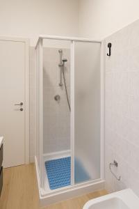 een douche met een glazen deur in een badkamer bij La DA MA Shila Winter Escape in Francavilla al Mare +12 foto's