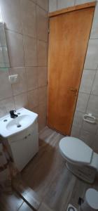 Et badeværelse på Casa entera con balcón y patio propio "altos del Rio Azul"