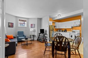 een keuken en een woonkamer met een tafel en stoelen bij Modern 2BR Wi-Fi TV Off-Street in St. John's