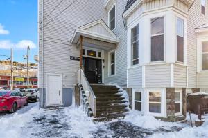 een huis met sneeuw op de grond ervoor bij Modern 2BR Wi-Fi TV Off-Street in St. John's +5 foto's
