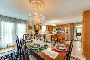 Кухня или мини-кухня в Spacious Yard with Gazebo Charming Windsor Retreat
