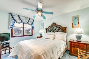 Кровать или кровати в номере Spacious Yard with Gazebo Charming Windsor Retreat