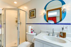 Ванная комната в Spacious Yard with Gazebo Charming Windsor Retreat +24 фотографии