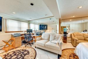 Гостиная зона в Spacious Yard with Gazebo Charming Windsor Retreat