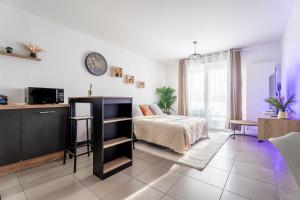 Ένα ή περισσότερα κρεβάτια σε δωμάτιο στο Le Magnifique - Grand balcon - Netflix - Grand Marché