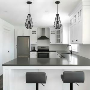 杰克逊SUMMIT BREEZE的厨房配有白色橱柜和黑色台面