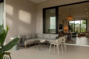 Posezení v ubytování Hillside Oceanview Home with Pool in Venao