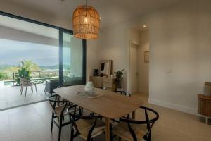 Nespecifikovaný výhled na hory nebo výhled na hory při pohledu z prázdninového domu + 24 fotografií