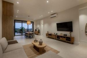 TV a/nebo společenská místnost v ubytování Hillside Oceanview Home with Pool in Venao