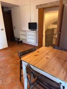 Μια τηλεόραση ή/και κέντρο ψυχαγωγίας στο Torbole Lake View Retreat