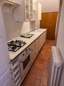 Η κουζίνα ή μικρή κουζίνα στο Torbole Lake View Retreat