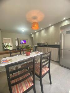 モンテシアンにあるCasa Starのテーブルと椅子、冷蔵庫のあるキッチン +31枚の写真