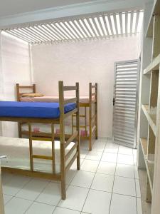 Giường trong phòng chung tại Hostel litoral