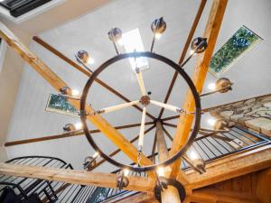 een kroonluchter aan het plafond van een kamer bij Adullam Rustic Cabin in Colbert