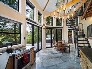 een keuken met een eetkamer met een kroonluchter bij Adullam Rustic Cabin in Colbert