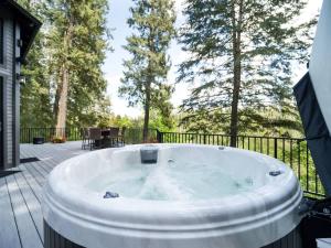 een jacuzzi op het terras van een huis bij Adullam Rustic Cabin in Colbert