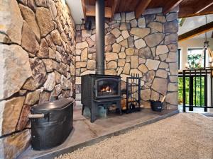 een stenen muur met een kachel op een patio bij Adullam Rustic Cabin in Colbert