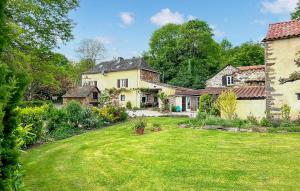 Zahrada ubytování 3 Bedroom Amazing Home In Jouqueviel + 19 fotografií