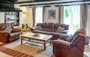 Posezení v ubytování 3 Bedroom Amazing Home In Jouqueviel